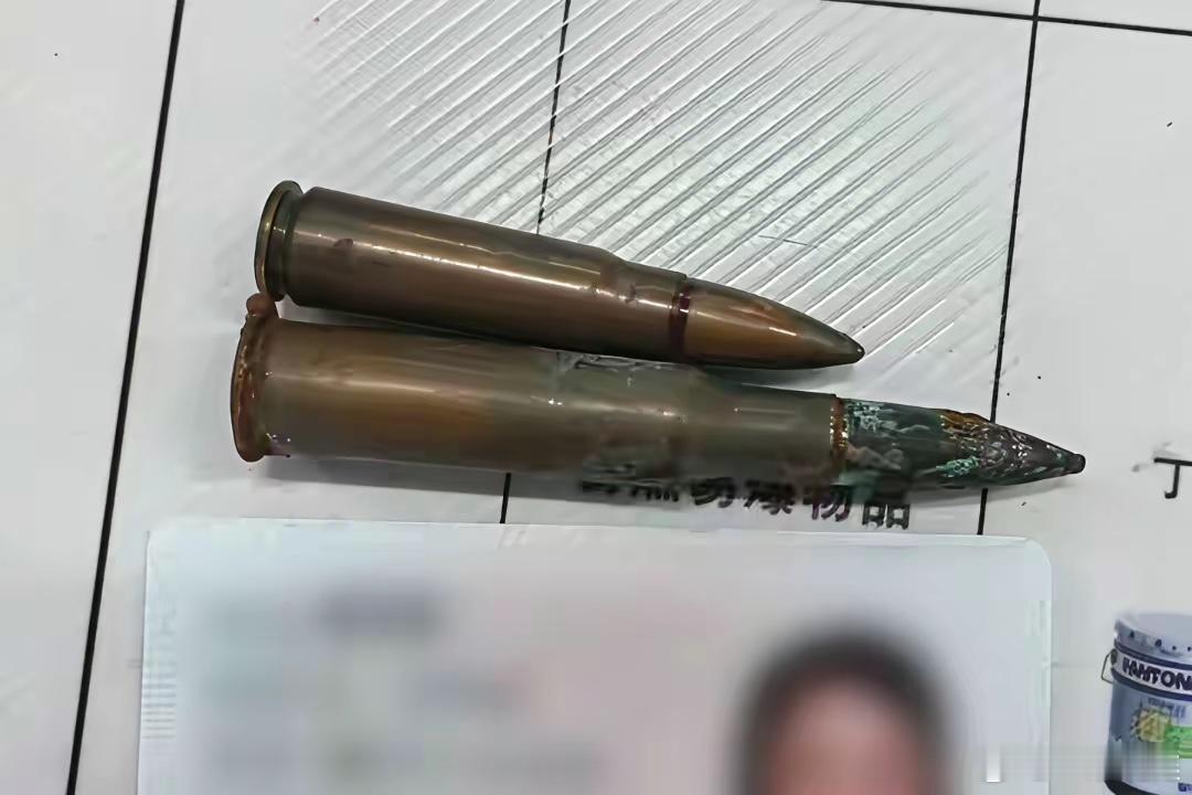 近日南宁火车站检查行李时发现一女子包里有两发子弹。南宁火车站派出所立刻将该女子带