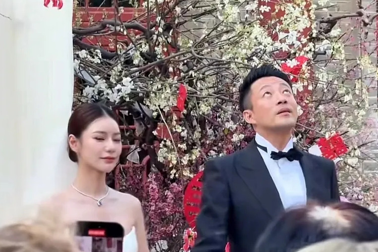 汪小菲结婚的时候，亲完新娘，抬头仰望天空，此时此刻他在想啥呢？看着满脸沉重！