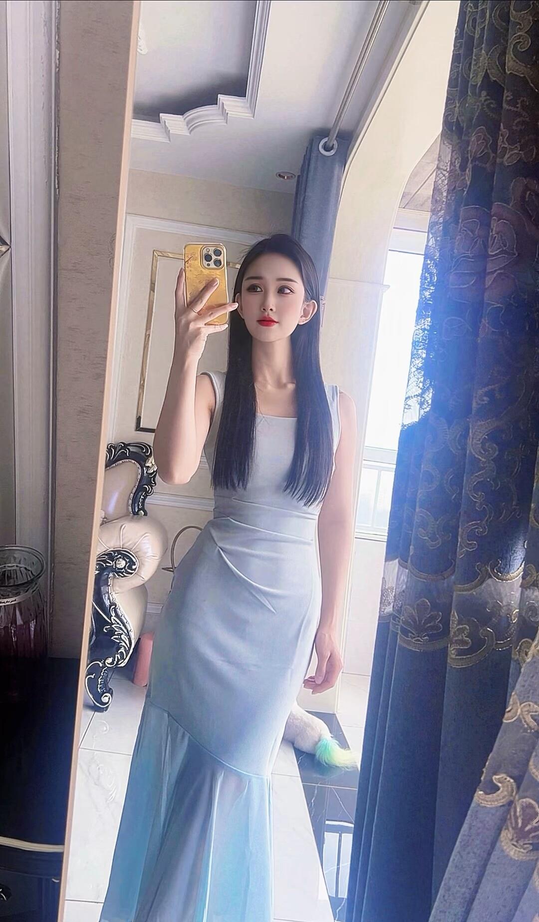 优雅蓝裙，镜中自拍的完美瞬间