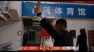 王少杰离场跟英雄豪杰一样，这是明目张胆的挑衅王少杰两次技犯被驱逐，给了焦伯乔