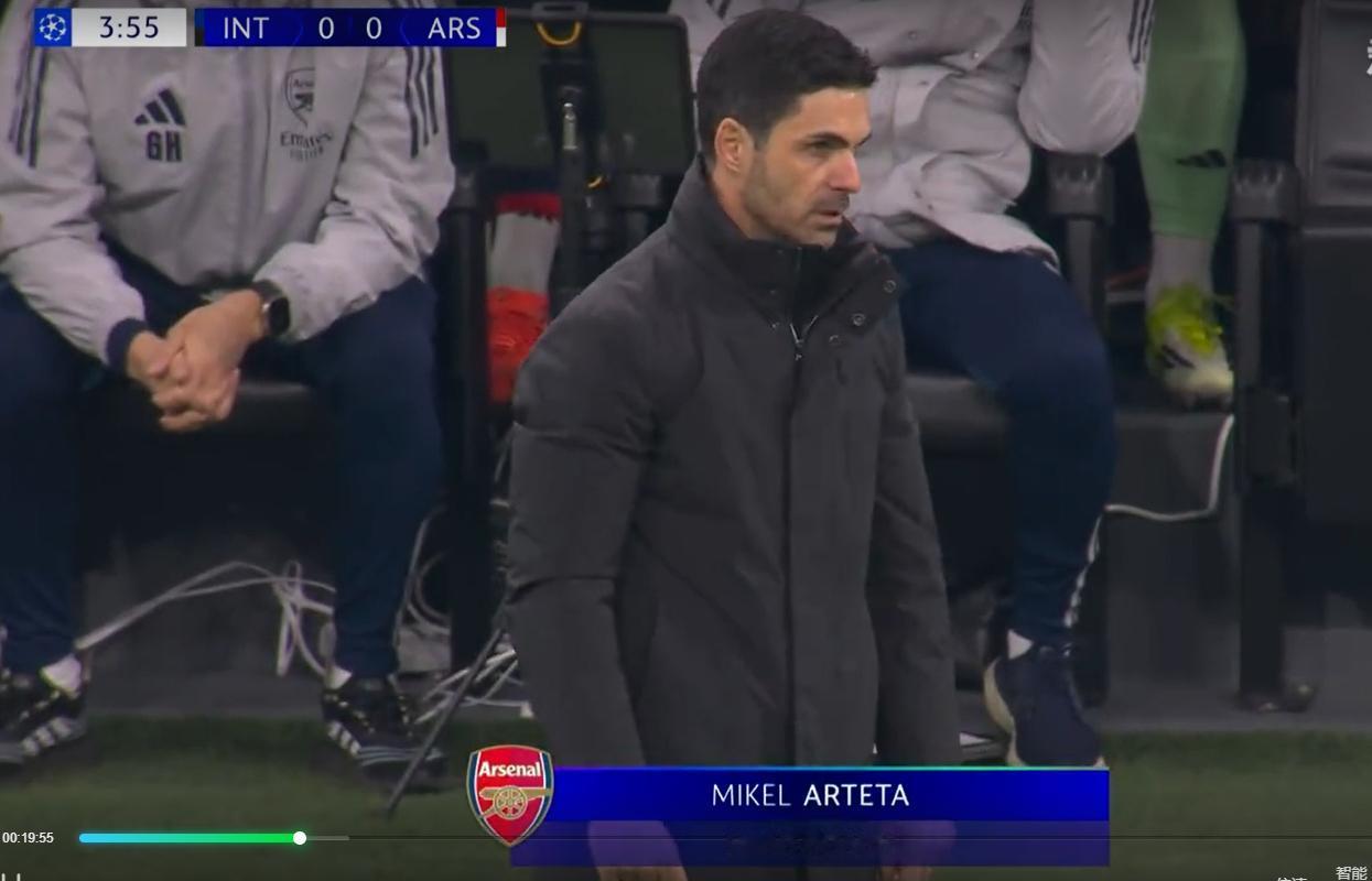 当前世界第一教练阿尔特塔，因为阿森纳在双榜称霸，英超无敌，欧冠全胜。大巴黎在