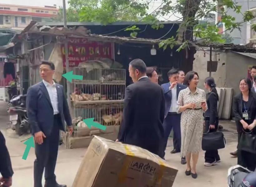 李在明和夫人访问越南河内居民区安保团团围。