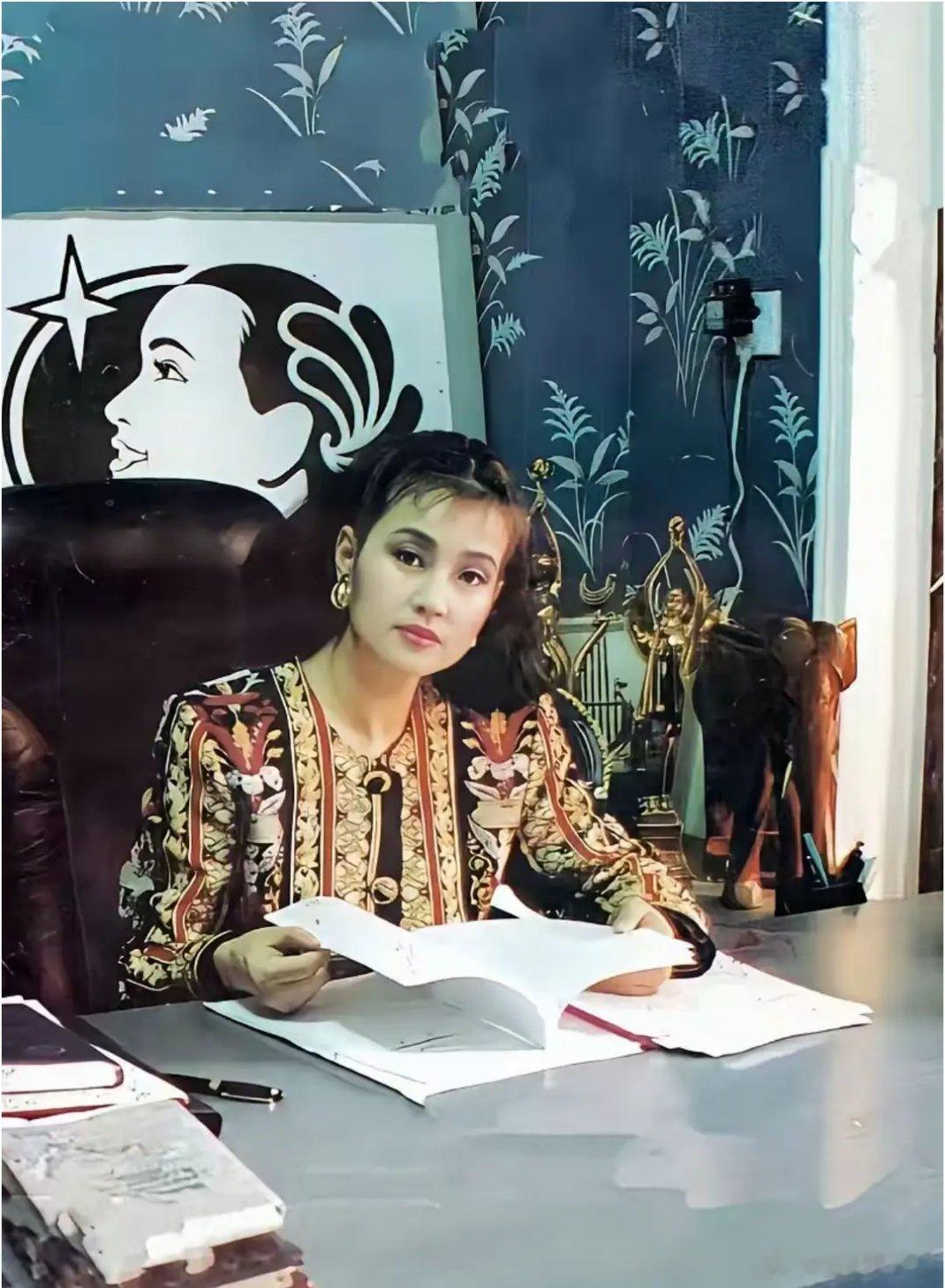 这张照片拍摄于1996年，这个时候46岁，多少人能猜出来她是谁？