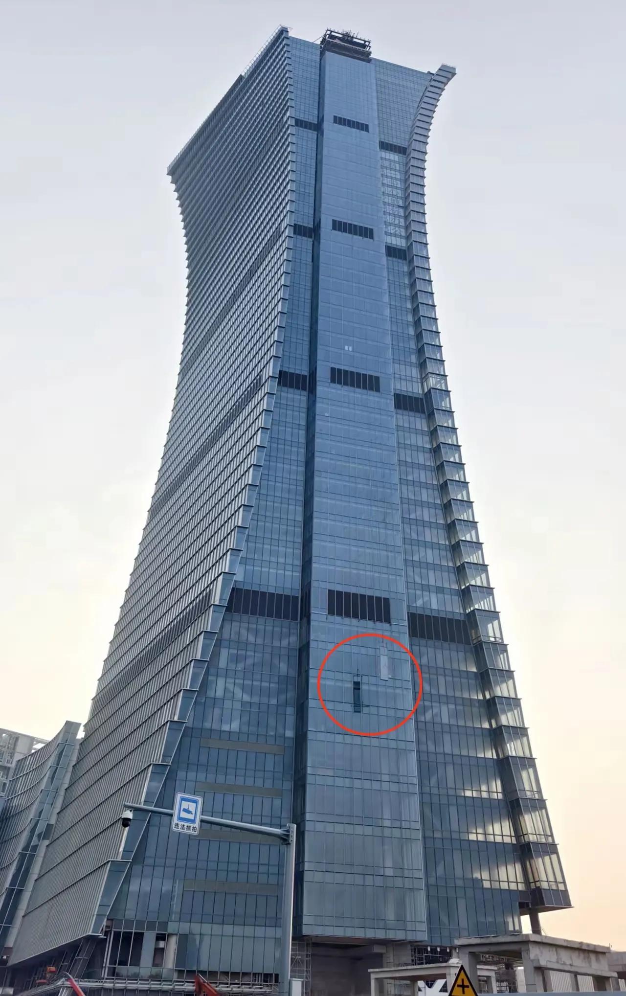 宁波曼哈顿大厦即将完工，又一地标建筑建成。这座大楼高约240米，这个玻璃是不是