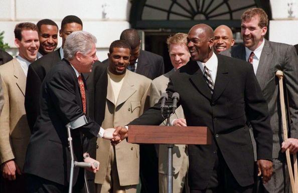 克林顿竟然也有拄着拐杖的时候，拄着拐杖的还有一个大个儿，不过他们都笑得很开心。