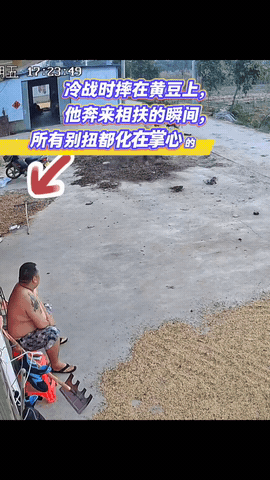 浙江，一对夫妻闹矛盾，谁也不理谁陷入“冷战”，妻子生气拎着包离开，结果刚出门就踩