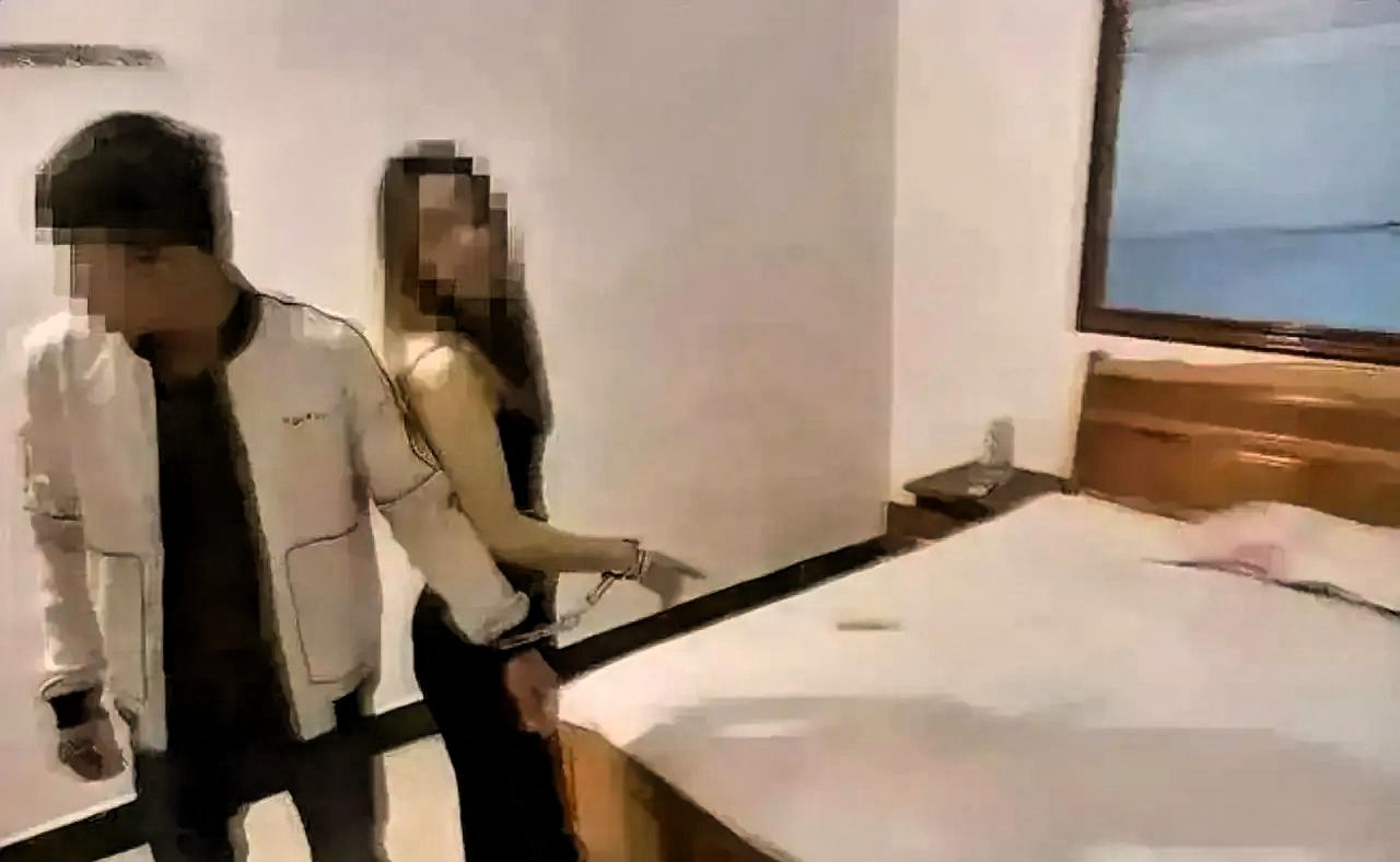 重庆，一男子和朋友入住酒店后，朋友通过门口的小卡片，以800元的价格，约了两名女