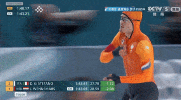 还记得与中国选手廉子文碰撞后重赛的荷兰选手文内马斯吗？这次运气更差。在速滑15