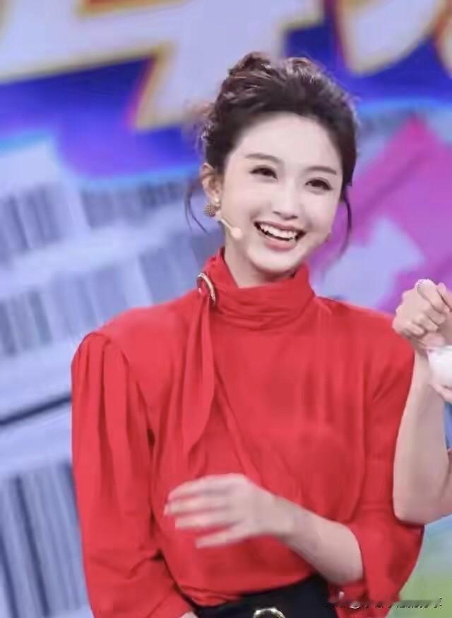 主持人里比龙洋有气质的一个，她的颜值比较耐看，没有医美的痕迹，看起来好大气。