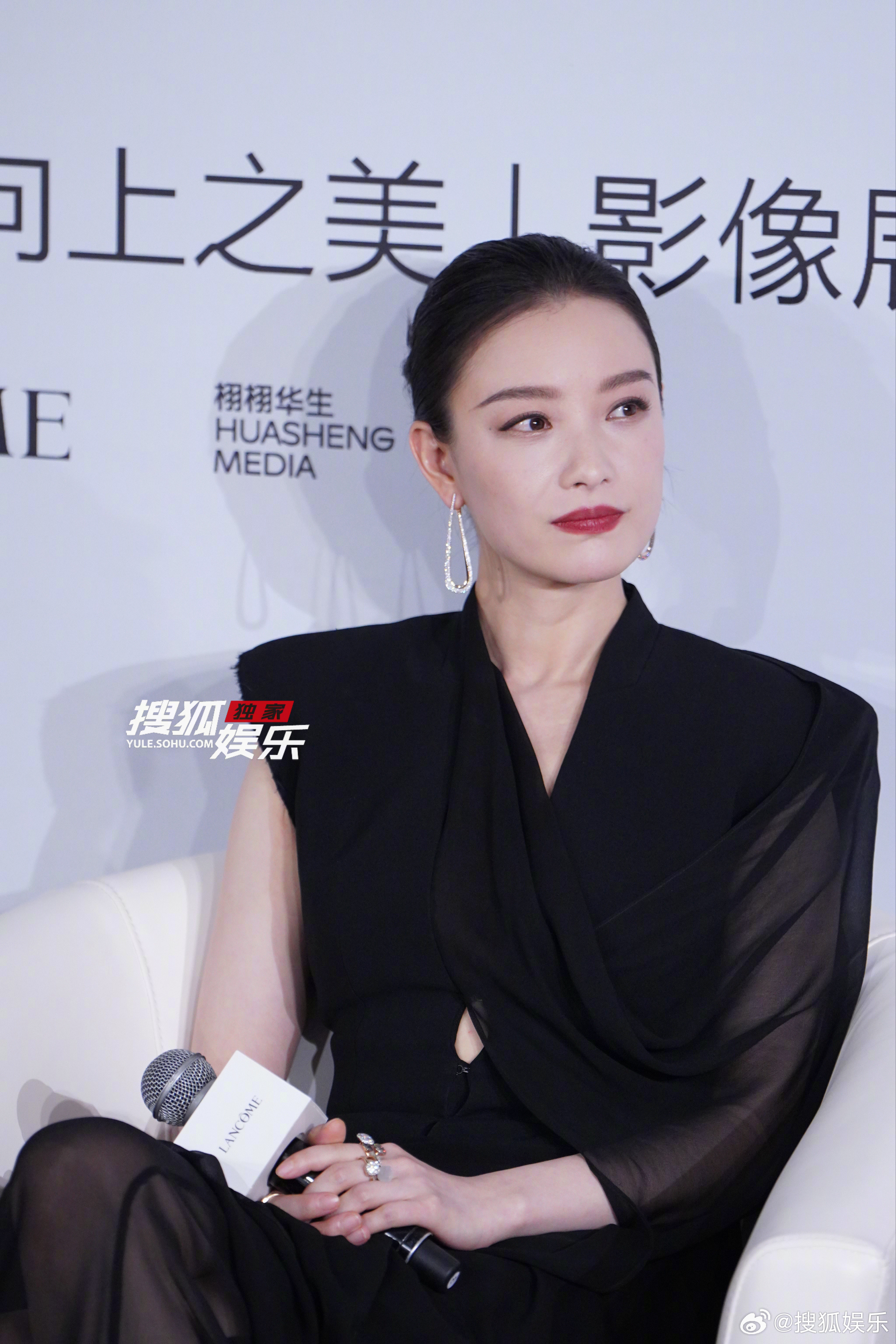 身穿一袭不规则黑纱长裙亮相今日品牌活动，大光明和红唇尽显优雅贵气