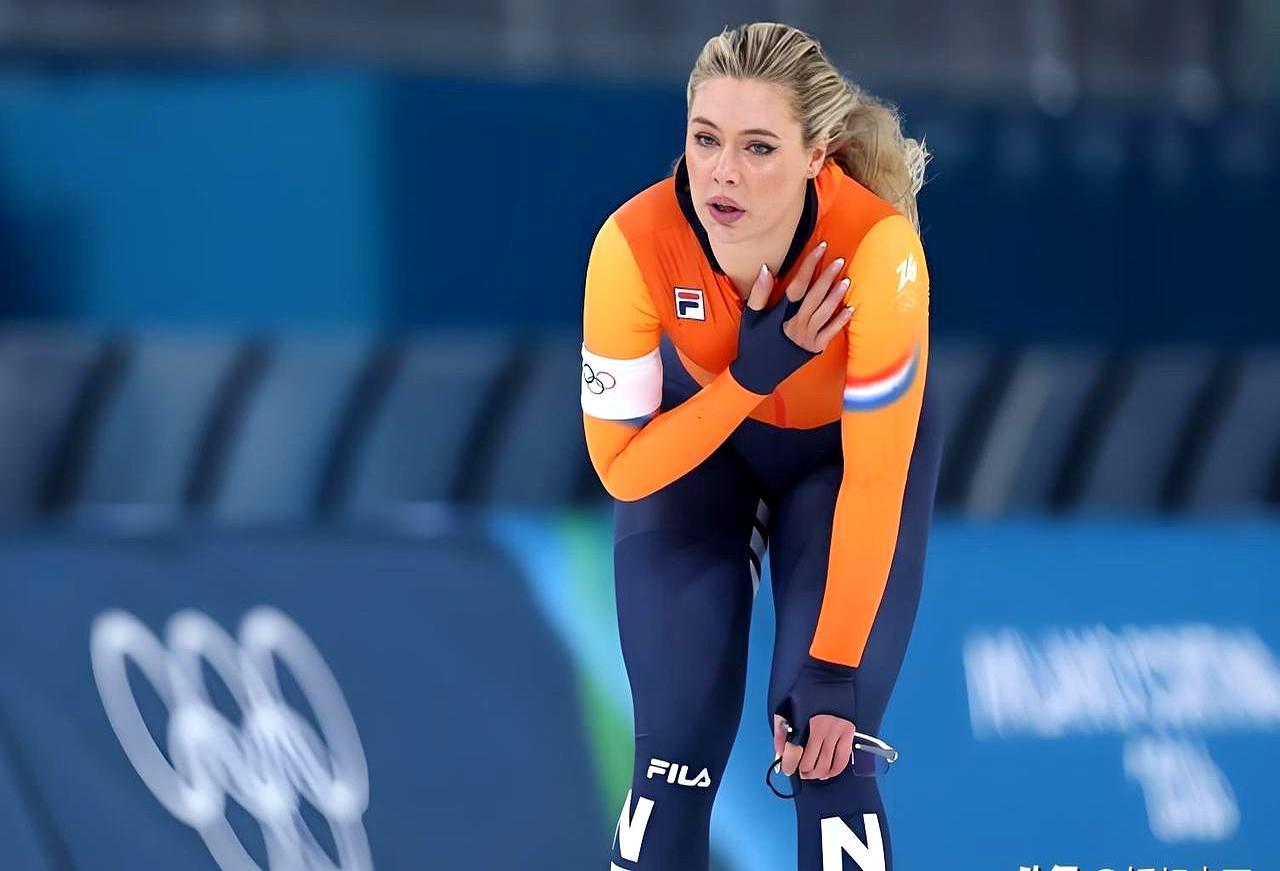 就这一个拉链动作，价值100万美元，耐克做梦都要笑醒。刚冲过终点线，荷兰速