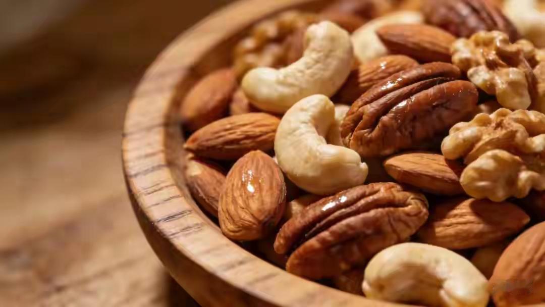 “每天一把坚果，他把自己送进ICU”：男子血月脂超标10倍的背后，是全民被忽悠的