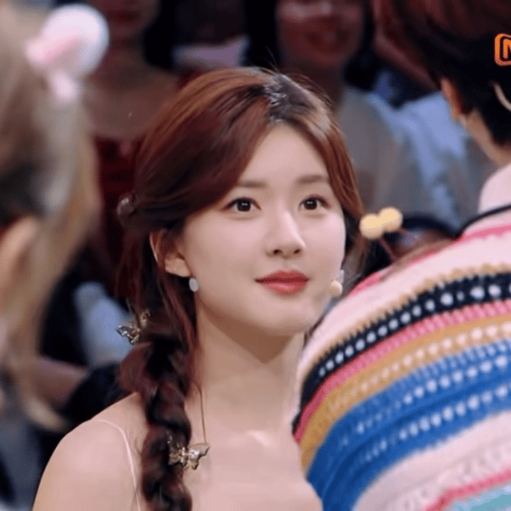 赵露思闺蜜发完新歌后就这么萌萌的看着你