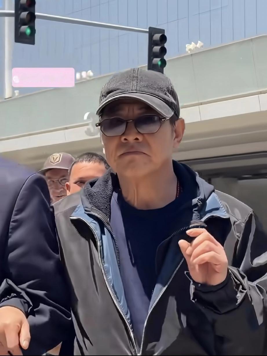 李连杰身体并不好，他近日在美国纽约出行是搀扶着黑人保镖，还有大女儿JaneLi