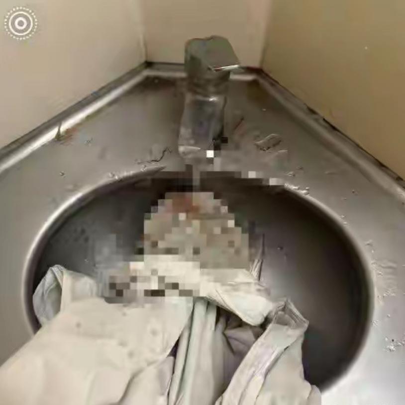 甘肃兰州，一女子坐火车，“大姨妈”突然到访，发现随身携带的卫生巾用完了，车上还没