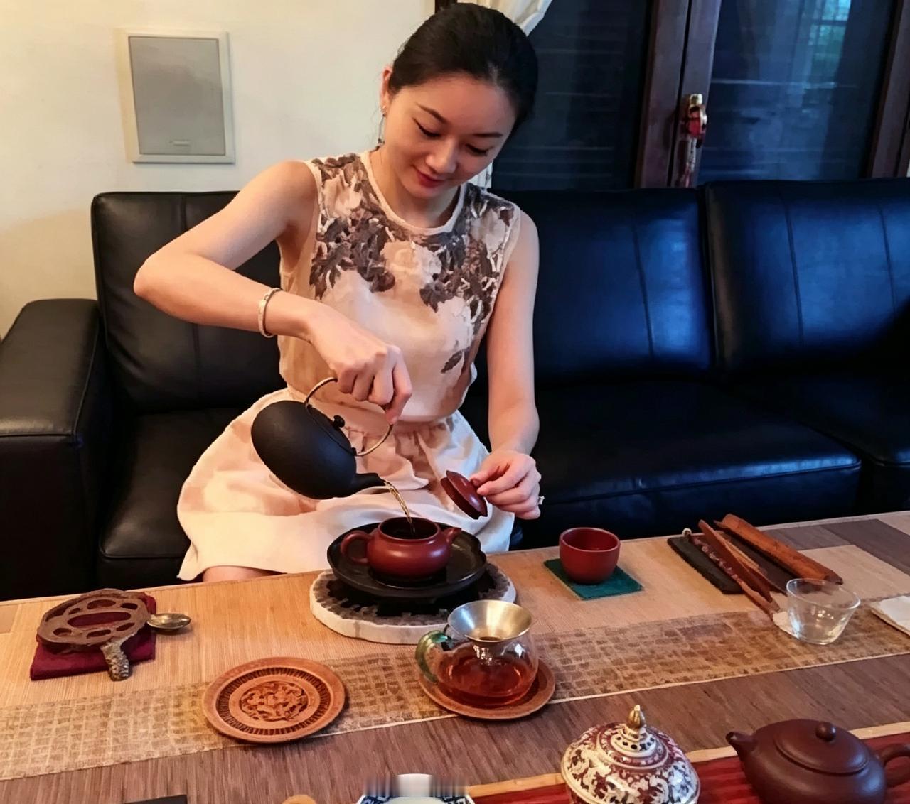 张艺谋媳妇陈婷在家泡茶弹古琴，无锡人，以前跳舞的。这日子过得真安静，看着就舒服。