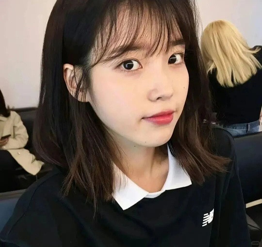 IU拍拎帽跑视频同手同脚IU拎帽跑同手同脚也太可爱到犯规了吧！自带甜妹滤镜的她，