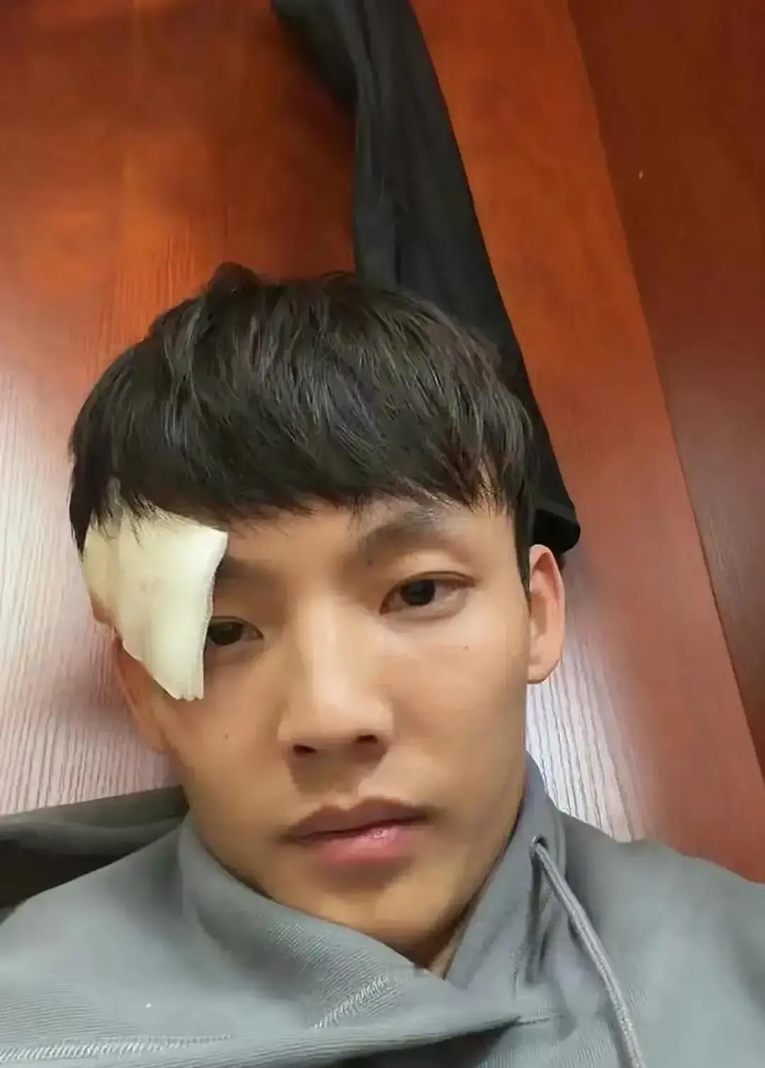 别再骗自己了。广东队现在最大的病，不是投不进，而是全队的进攻大脑，快被一个1米8