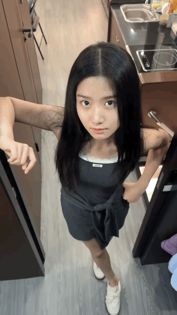 卢昱晓这素颜面相应该是内娱前三级别的了，别的女明星素颜是没有这种清纯感的，只是一