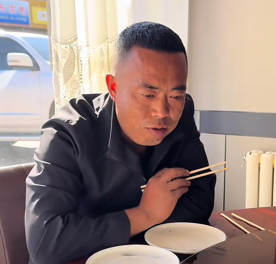 黑龙江“土地王”刘辉很无语！村民将“不偷”当成恩情，向其索要豇豆。“我不偷你的