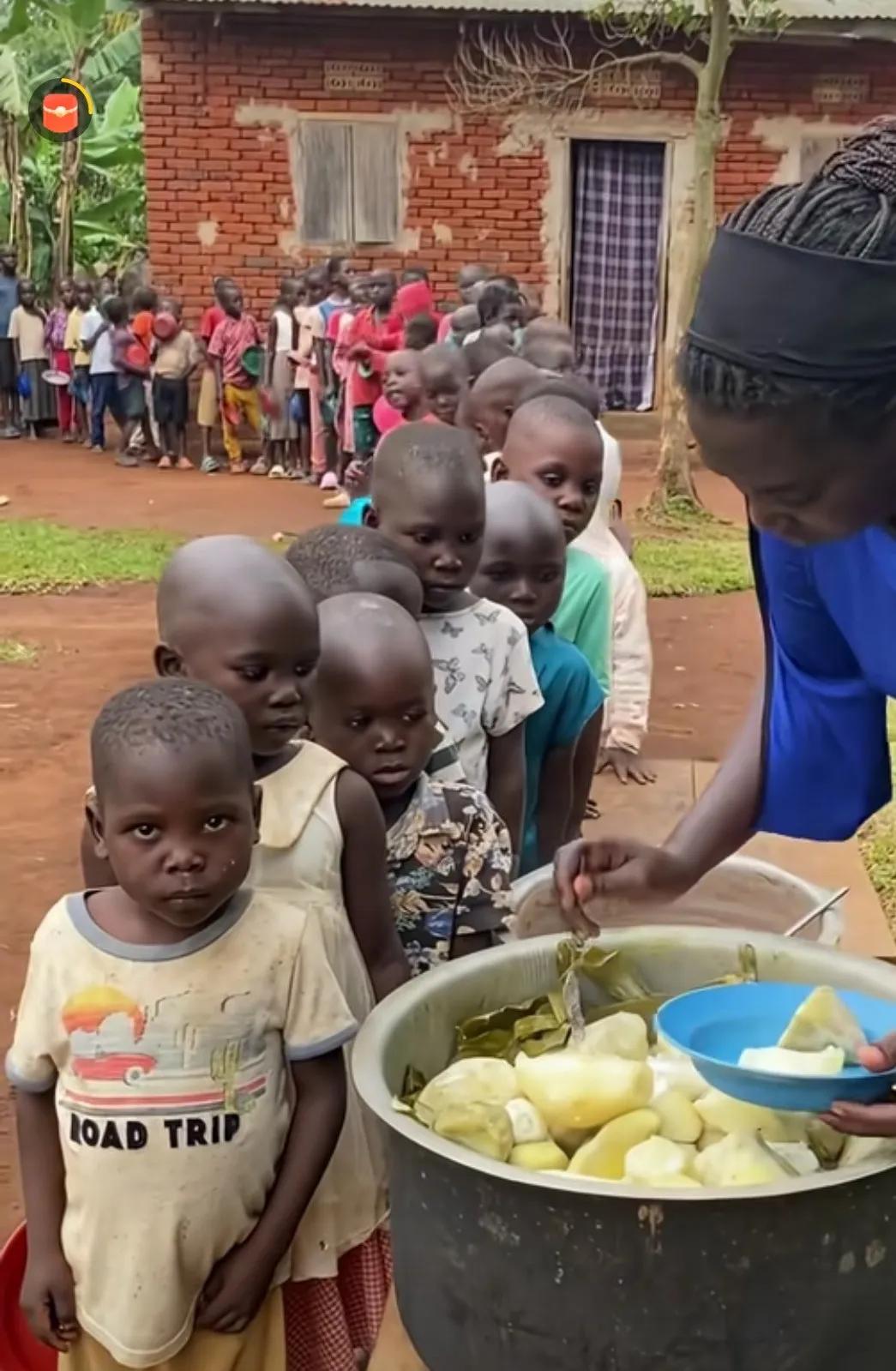 非洲国家卢旺达，小学生的免费午餐。