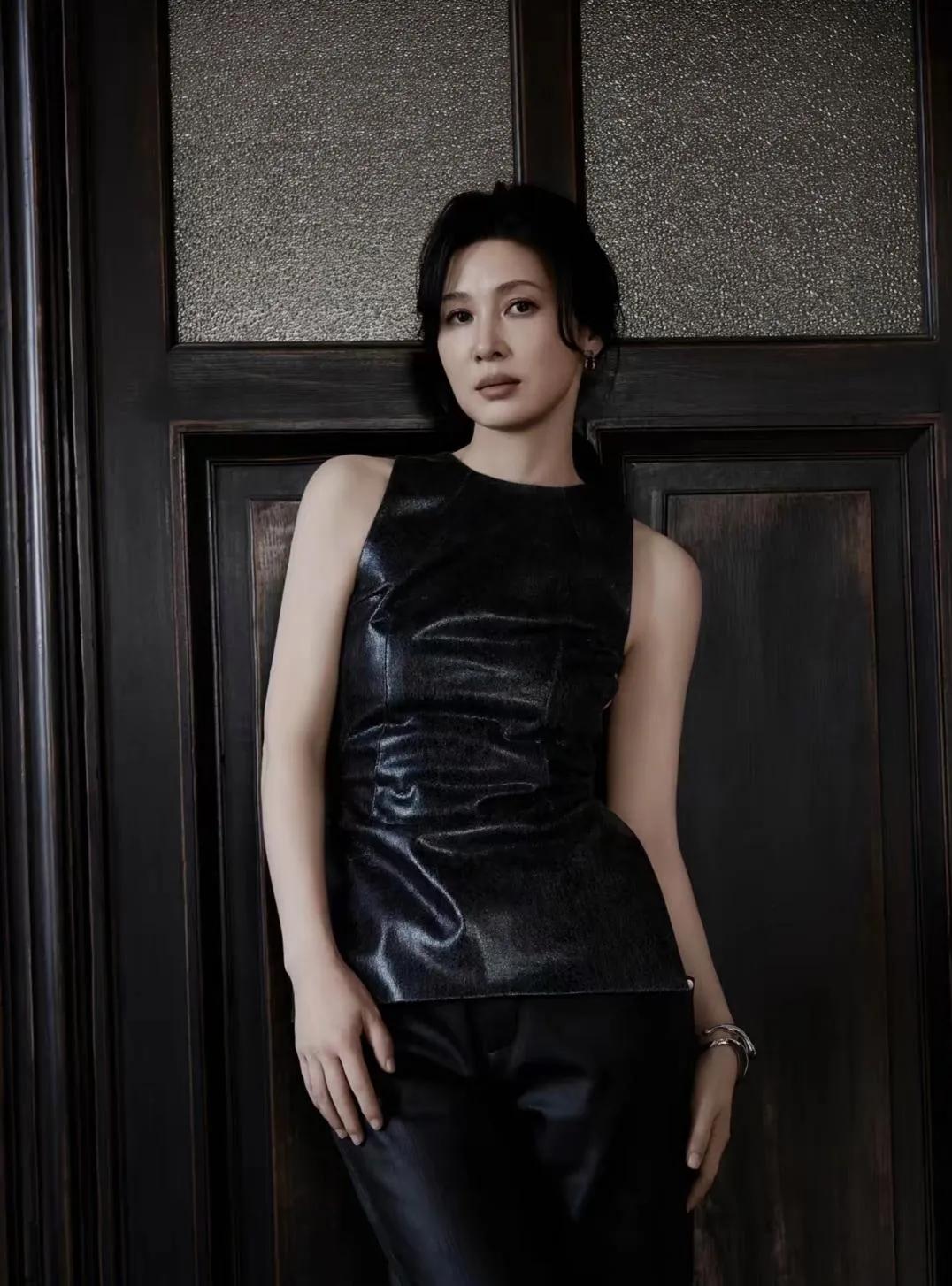 童蕾的40+性感，把岁月穿成了诗！一件黑色露背上衣，搭配同色系皮裤，将她的