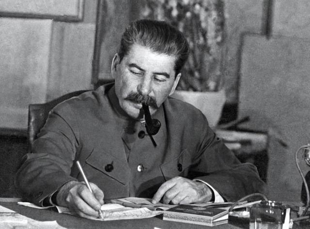 斯大林格勒战役中，斯大林签署命令，取消了政委制度，自此之后，苏联军队一直是“一长