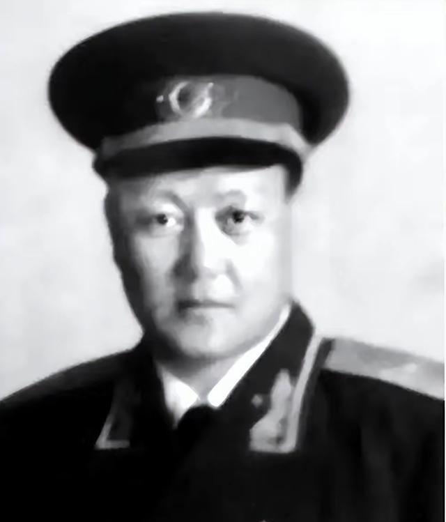 1949年，解放军师长刘炳彦去北京饭店吃饭，突然看到一个服务员举止异常，还有些眼