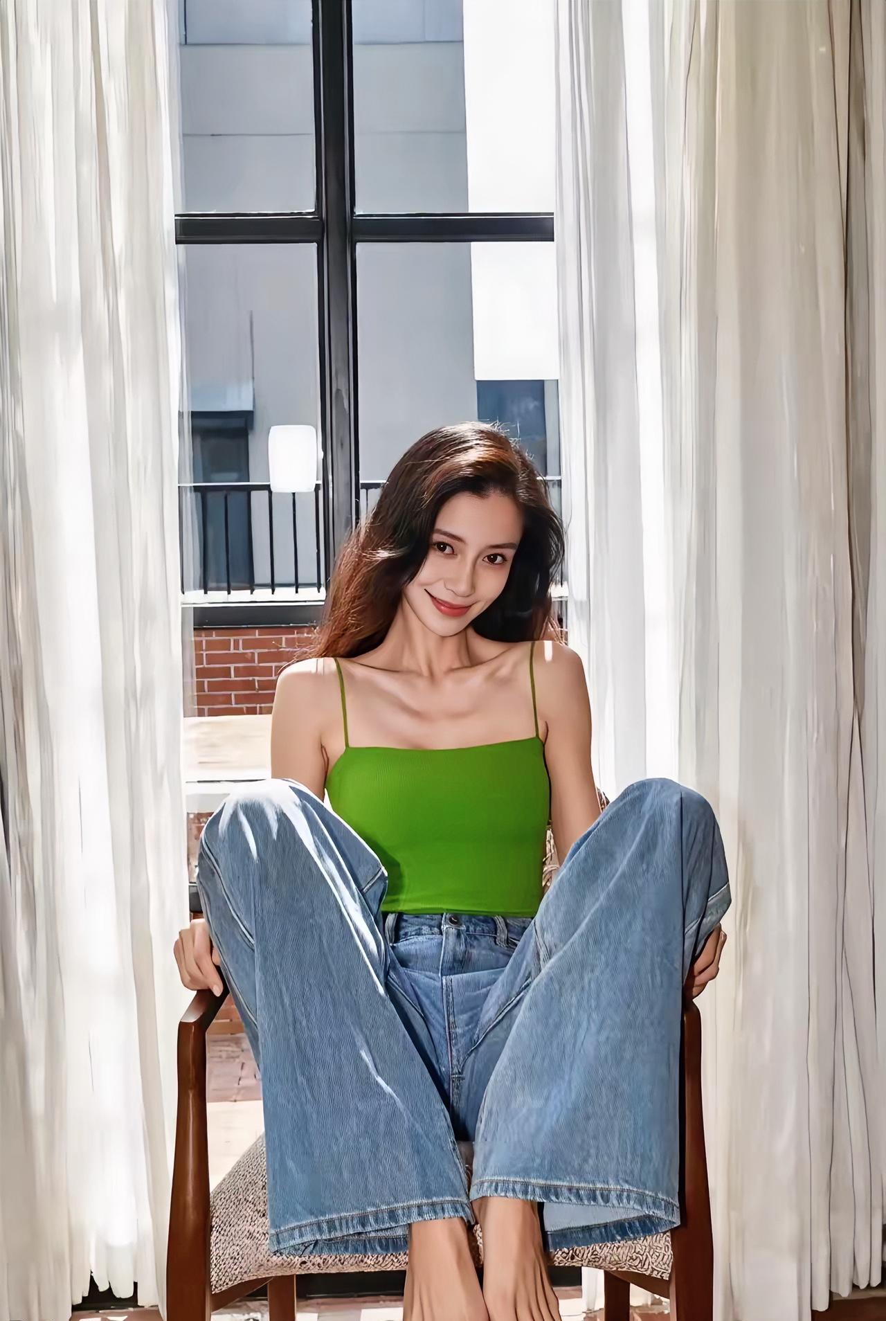 杨颖，素甲美脚，脚趾头很有型
