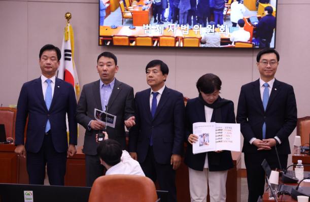 韩国媒体消息，共同民主党法司委议员告发18名检察官一事，未获党内及院内领导层