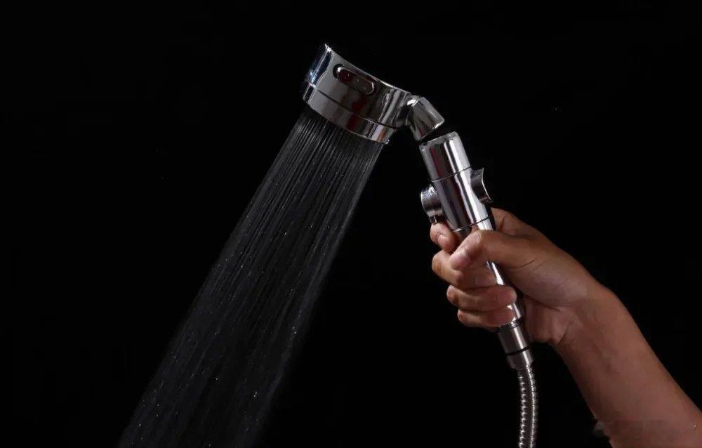 建议洗澡千万不要先洗头建议第一步先洗脸，因为在淋到热水后，人体的毛孔会迅速扩张，