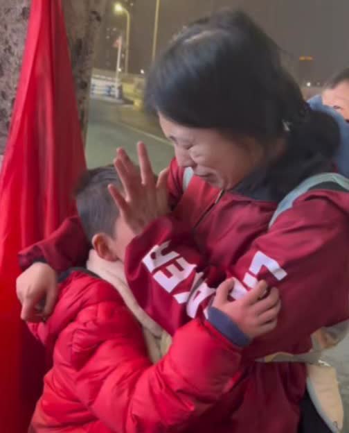 眼泪止不住的流！重庆，28岁女子的儿子得了先天性心脏病，急需手术治疗，而她的丈夫