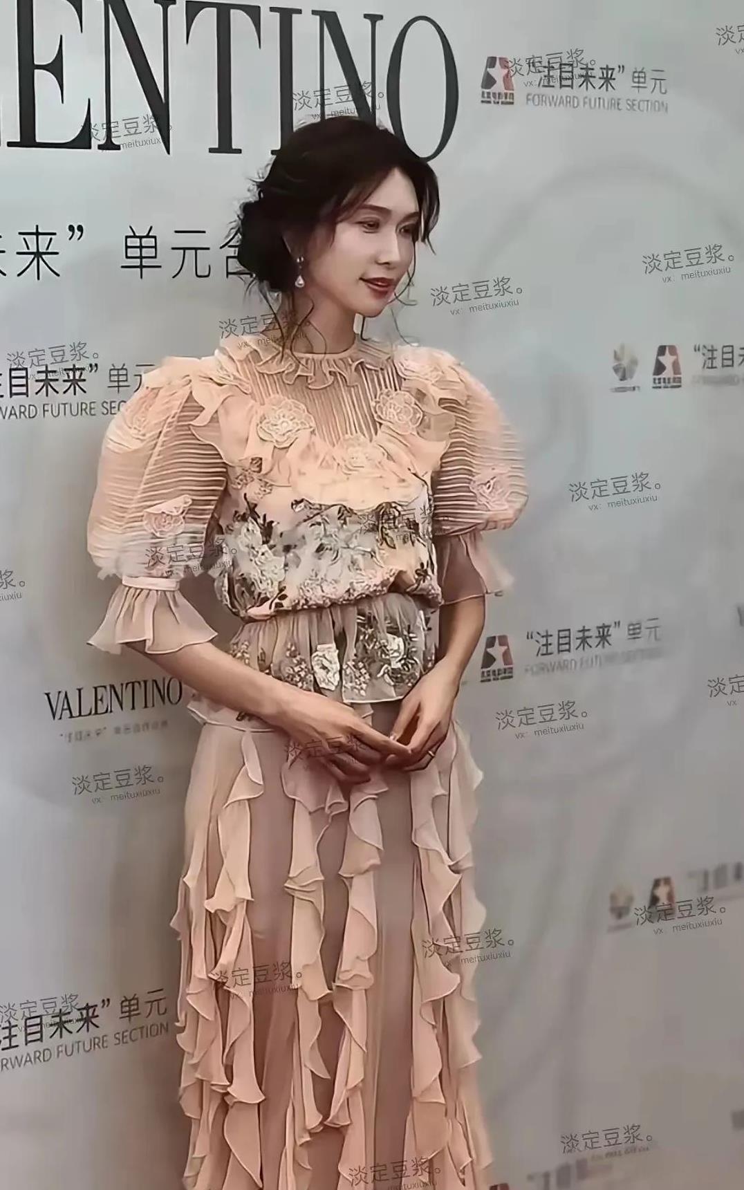 看到林志玲这副瘦骨嶙峋，眼中无光，可怜兮兮的模样，还真是让人唏嘘的。有传闻：林