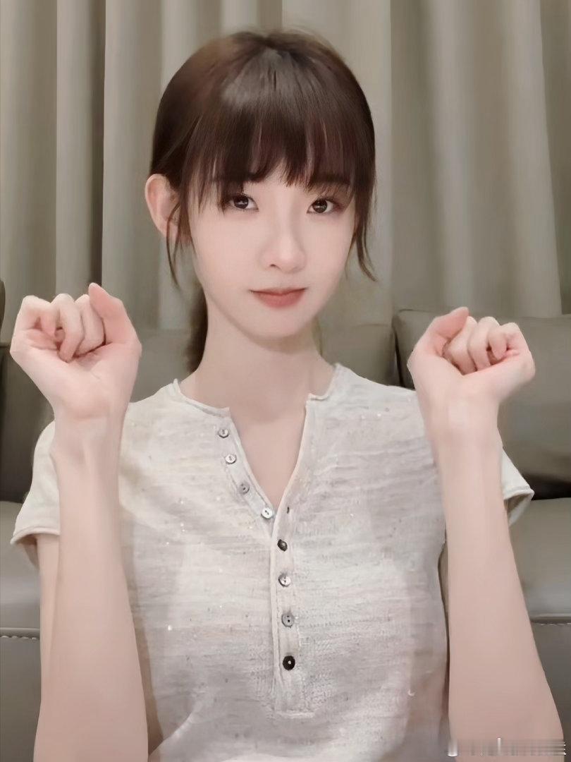 张艺凡跳了鱼块摇谁懂张艺凡的手鱼块摇卡点超灵动，张艺凡的手也太优越了！新刘海造型