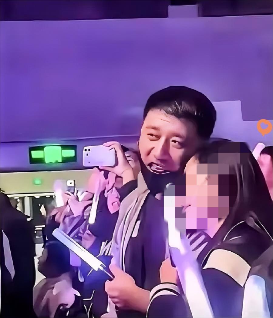 张雪峰名师一位成名之后的张雪峰有些傲慢了。气场混浊，面相也显露出酒色财气。