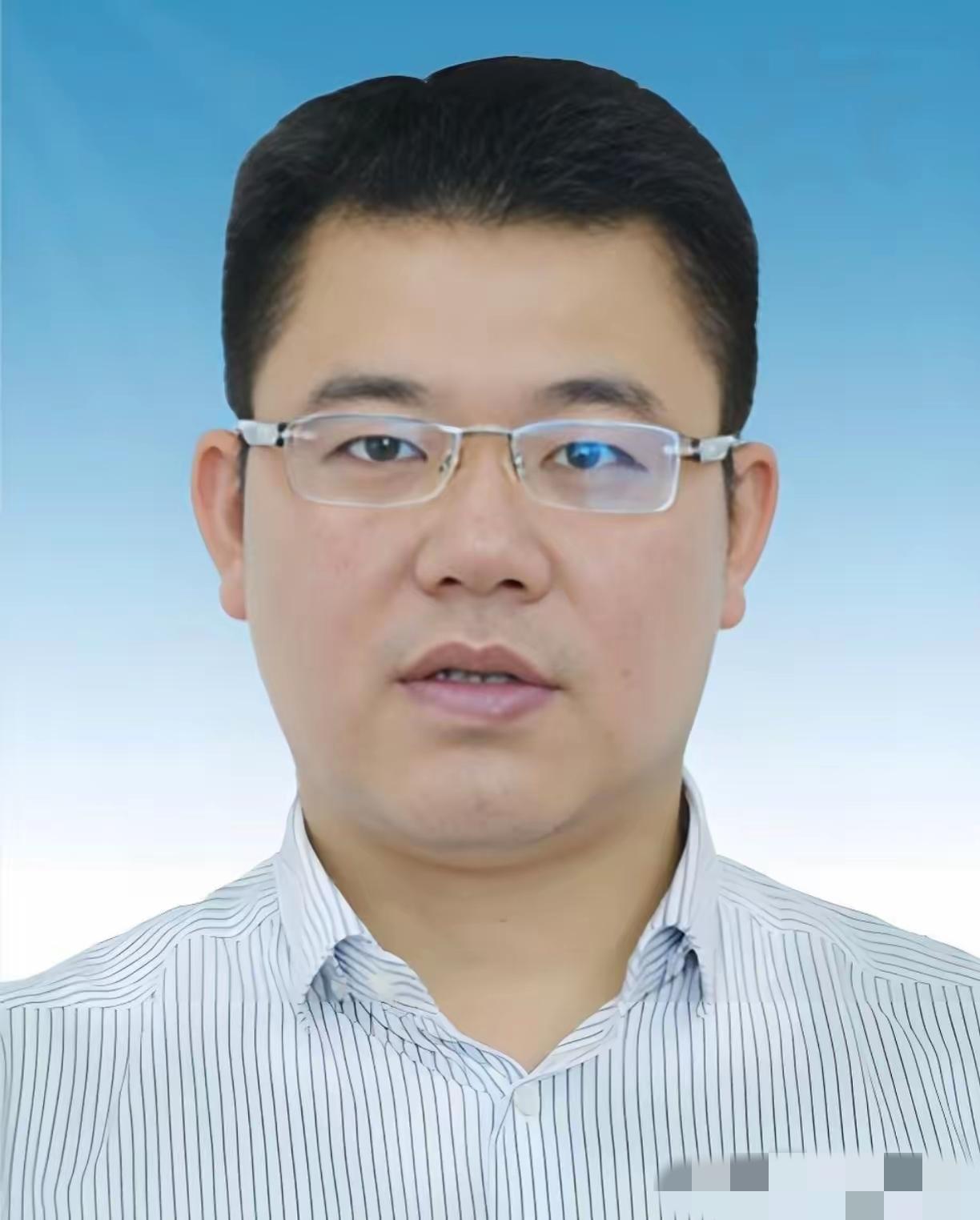 刚刷到江西邱凌落马的消息，盯着屏幕愣了半天。​2004年毕业扎根基层，25岁当