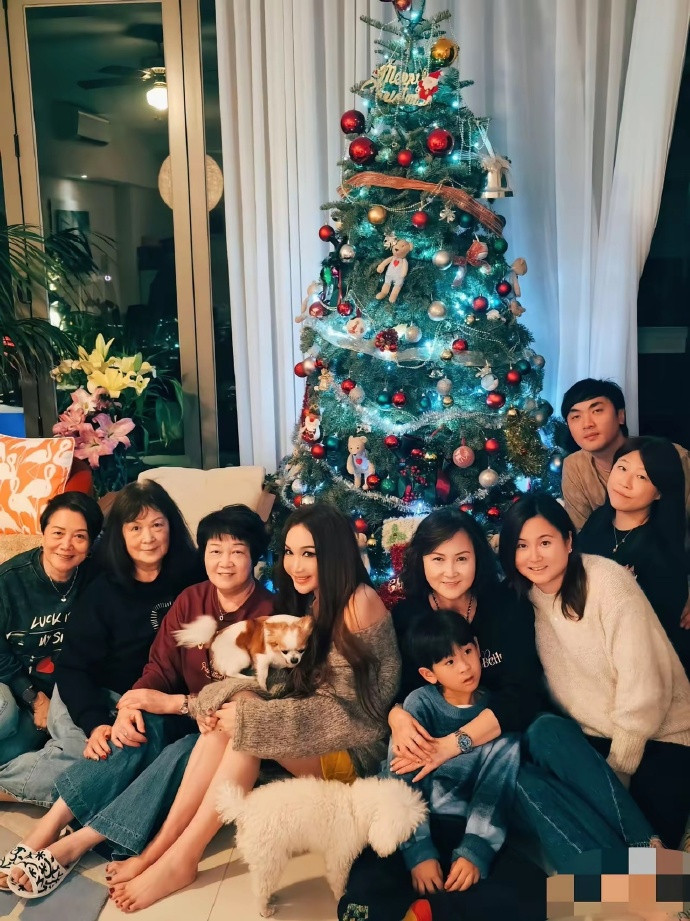 温碧霞真的是兄弟姐妹众多，感觉一家人都是各长各的，彼此不怎么像，不过温碧霞的几位