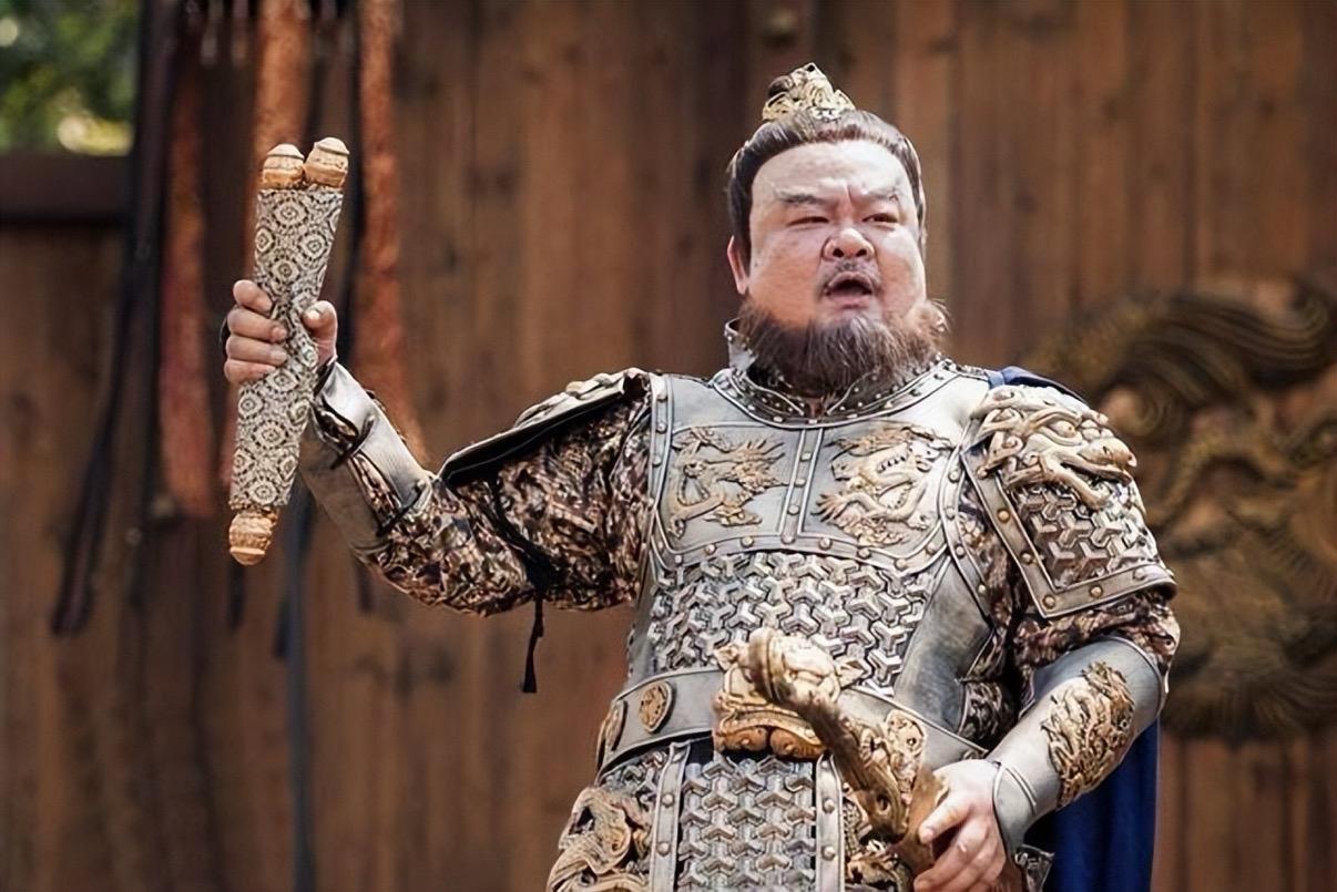 天宝十四年（755年）冬日的清晨，华清宫雾气未散。安禄山拖着三百斤身躯晃出贵妃