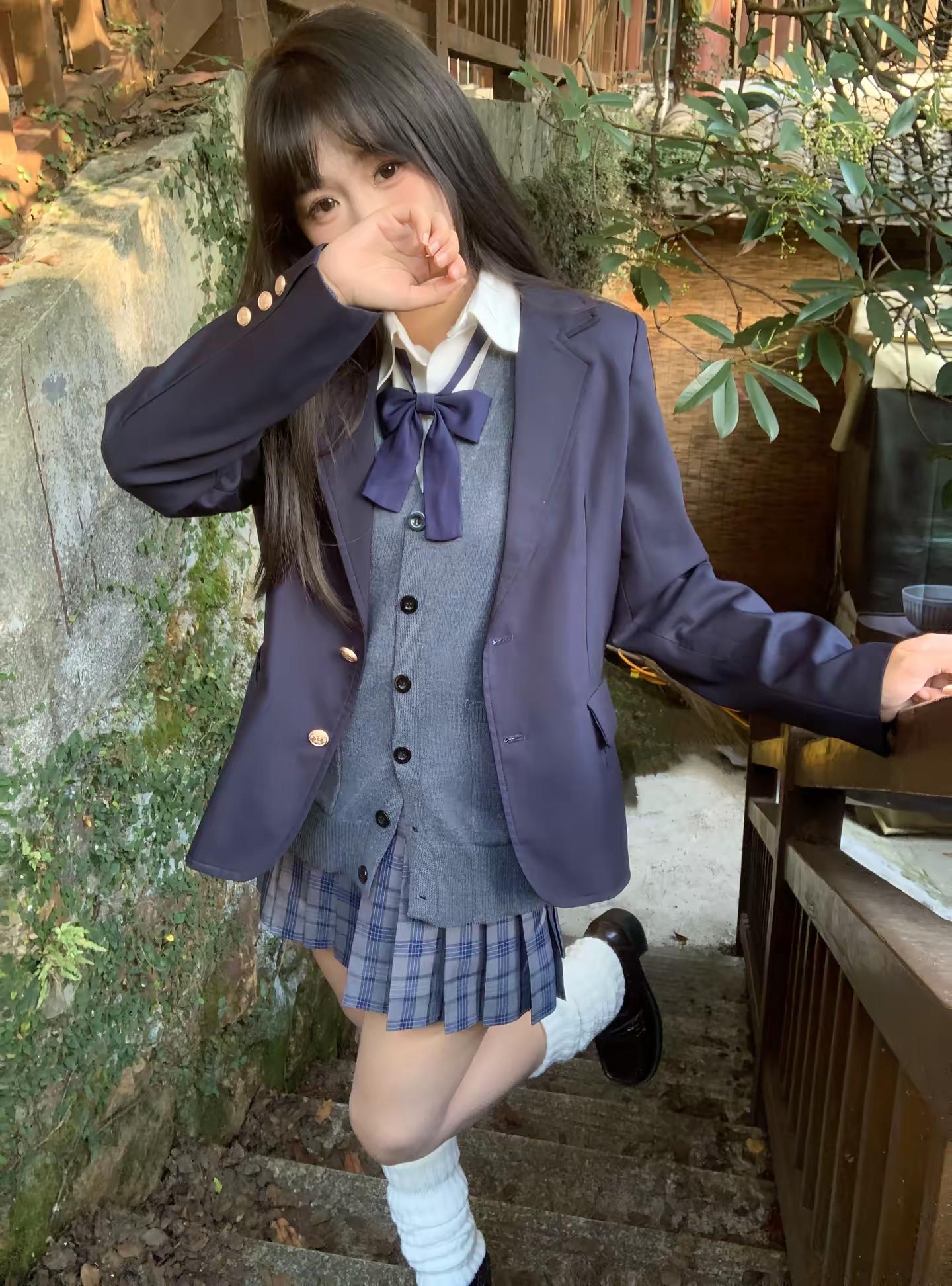 她一定比我成熟