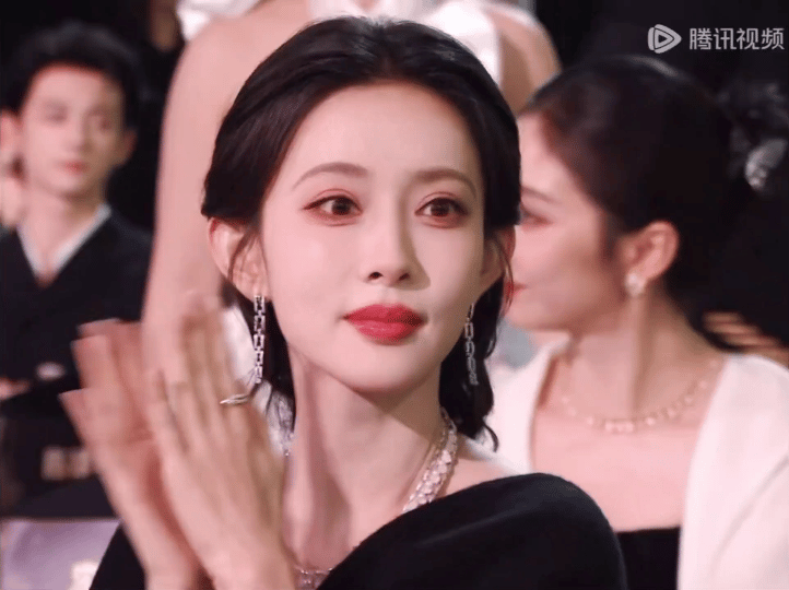 孟子义一晚上拿了五个奖哇塞！孟子义这晚上成了颁奖礼的“焦点人物”，五个奖环绕着