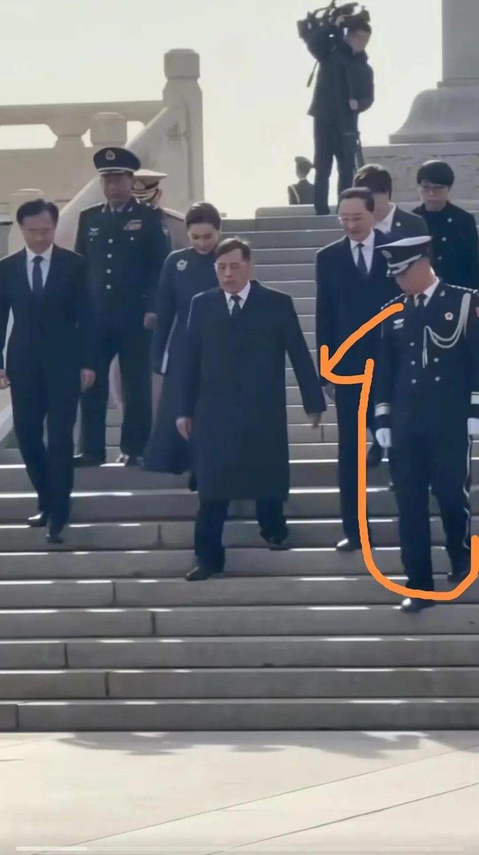 昨天看到视频，泰王玛哈向人民英雄纪念碑敬献花篮后，走下台阶时，我国的警卫人员有