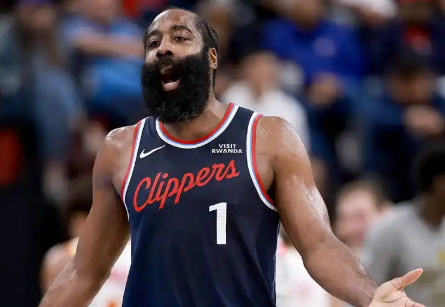 NBA常规赛，快船主场102-105不敌老鹰。全场比赛，快船后卫詹姆斯-哈登首