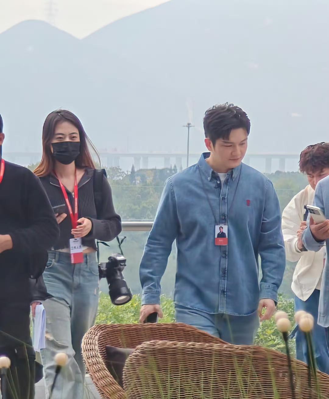 新鲜东哥！樊振东今日出席代言品牌活动！上身蓝色牛仔衬衣，尽显清爽魅力！全运会