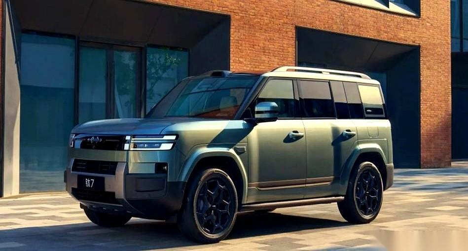 一个月卖两万多台。一台车，三十来万。不是手机，是国产的越野车。我刚看到这数