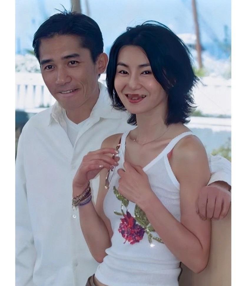 这张照片展现出了张曼玉和梁朝伟2000年在法国戛纳的情景，张曼玉当时36岁，媚眼