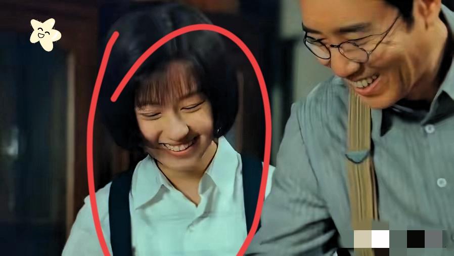 《沉默的荣耀》里这段画面，看得人心里暖暖的。吴石教孩子写毛笔字，笔尖落在纸上，写