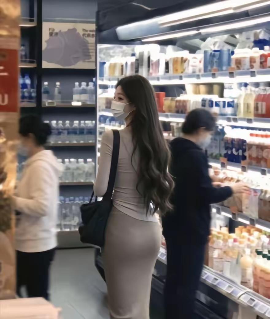 这种穿搭是职业装么，有懂的吗说声