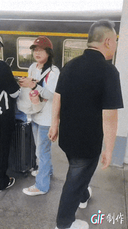 儿子要去云南与游戏“朋友”见面，父亲及时发现后赶到火车站把他拦了回来。网友：“我