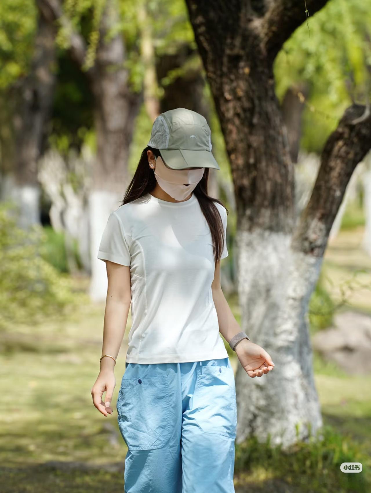 绿树阴中行，白衣拂面风。