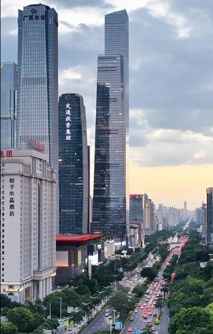 南宁在国内应该属于走强省会战略比较早的省会之一了，从建设南昆铁路，90年代西南出